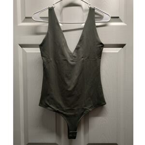 Reoria NWT Women's Size Medium Green Wide V-Neck Snap Closure Stretch Bodysuit